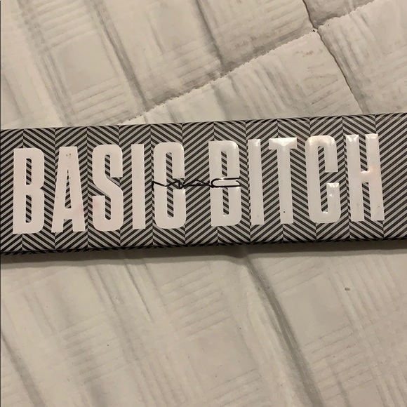 Mac basic bitch eye shadow palette - Picture 3 of 3